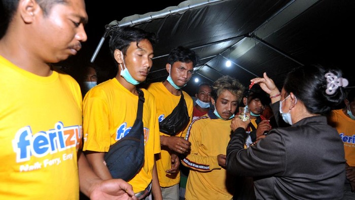 PENUMPANG SELAMAT KMP YUNICE Sejumlah penumpang selamat KMP Yunice asal Bali menjalani ritual setibanya di Pelabuhan Gilimanuk, Jembrana, Bali, Rabu (30/6/2021) dini hari. KMP Yunice yang berlayar dari Pelabuhan Ketapang Banyuwangi menuju Pelabuhan Gilimanuk tenggelam di Selat Bali pada Selasa (29/6/2021) malam. ANTARA FOTO/Fikri Yusuf/aww.