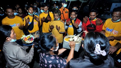Potret Ritual untuk Korban Selamat KMP Yunicee
