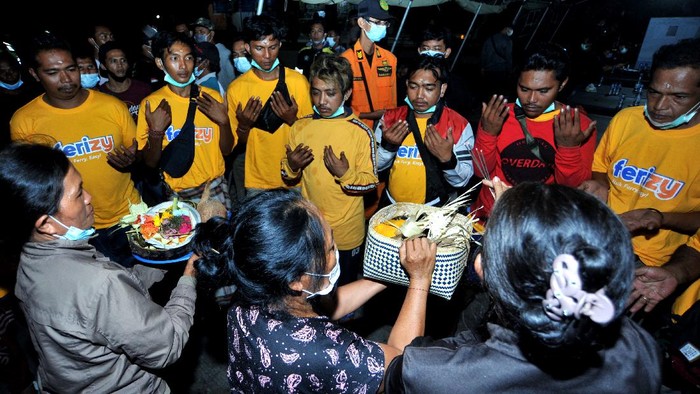 PENUMPANG SELAMAT KMP YUNICE Sejumlah penumpang selamat KMP Yunice asal Bali menjalani ritual setibanya di Pelabuhan Gilimanuk, Jembrana, Bali, Rabu (30/6/2021) dini hari. KMP Yunice yang berlayar dari Pelabuhan Ketapang Banyuwangi menuju Pelabuhan Gilimanuk tenggelam di Selat Bali pada Selasa (29/6/2021) malam. ANTARA FOTO/Fikri Yusuf/aww.