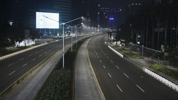 PENYEKATAN JALAN PROTOKOL CROWD FREE NIGHT Suasana malam jalan yang terlihat sepi di kawasan Sudirman, Jakarta, Rabu (12/5/2021) malam. Polda Metro Jaya memberlakukan crowd free night untuk mencegah kerumunan takbir keliling di malam Idul Fitri 1442 yang berlaku mulai pukul 22:00 malam ini untuk mencegah penularan COVID-19. ANTARA FOTO/ Reno Esnir/hp.