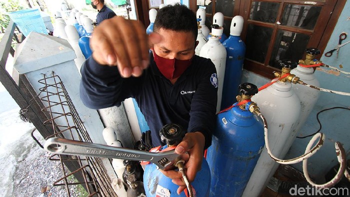 Para pedagang oksigen medis terlihat kewalahan melayani permintaan, di Pucang Sawit, Solo, Jawa Tengah, Rabu (30/6).