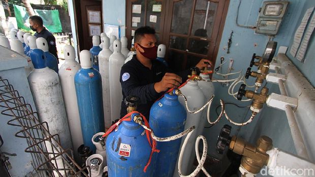 Para pedagang oksigen medis terlihat kewalahan melayani permintaan, di Pucang Sawit, Solo, Jawa Tengah, Rabu (30/6).