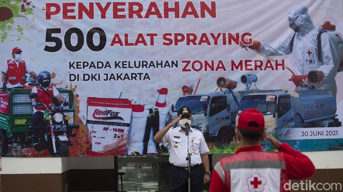 Palang Merah Indonesia (PMI) menyerahkan bantuan 500 alat spraying desinfektan untuk wilayah kelurahan berstatus zona merah COVID-19 di Provinsi DKI Jakarta.