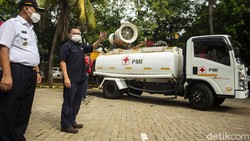 Palang Merah Indonesia (PMI) menyerahkan bantuan 500 alat spraying disinfektan untuk wilayah kelurahan berstatus zona merah COVID-19 di Provinsi DKI Jakarta.