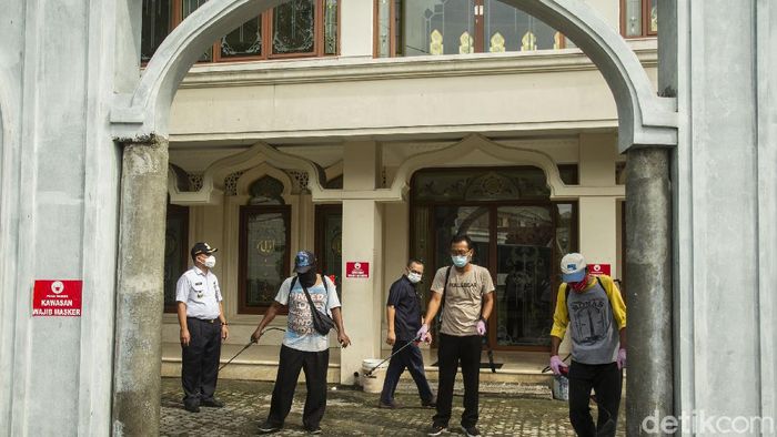Palang Merah Indonesia (PMI) menyerahkan bantuan 500 alat spraying desinfektan untuk wilayah kelurahan berstatus zona merah COVID-19 di Provinsi DKI Jakarta.