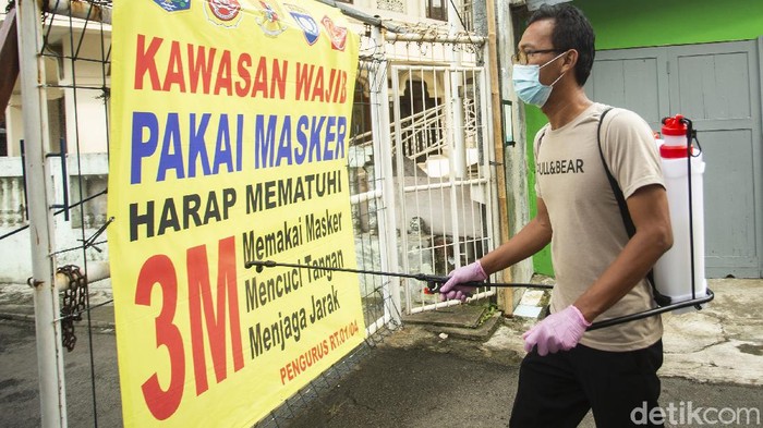 Palang Merah Indonesia (PMI) menyerahkan bantuan 500 alat spraying desinfektan untuk wilayah kelurahan berstatus zona merah COVID-19 di Provinsi DKI Jakarta.