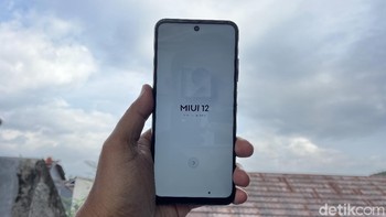 OS bawaannya adalah MIUI 12 yang berjalan di atas Android 11. Foto: detikINET/Anggoro Suryo Jati