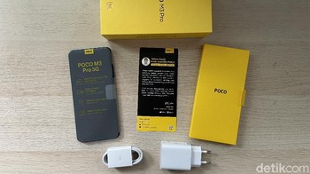 Di dalam boksnya pun sama seperti ponsel poco lain di kelas harga ini, yaitu charger dan kabelnya, casing silicon bening, dan tentu ponselnya. Foto: detikINET/Anggoro Suryo Jati