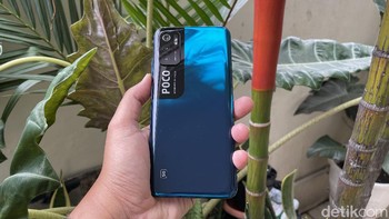 Poco M3 Pro 5G merupakan HP 5G termurah yang ada di Indonesia saat ini. Ponsel ini mengusung layar berukuran 6,5 inch dengan resolusi Full HD+ dan refresh rate 90Hz. Performanya ditenagai oleh chipset MediaTek Dimensity 700. Foto: detikINET/Anggoro Suryo Jati