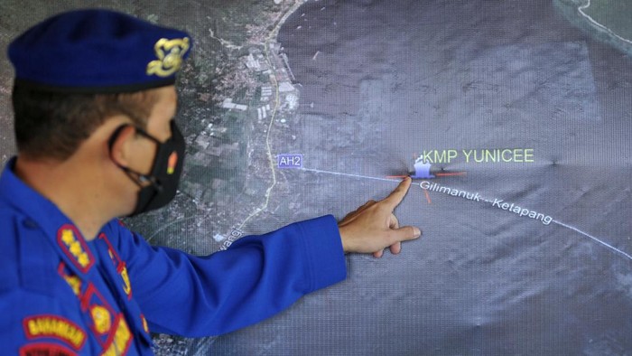 Petugas SAR gabungan terus mencari penumpang KMP Yunicee yang saat ini masih hilang. TNI AL turut serta mencari dan terjunkan 3 KRI serta 1 Kapal Angkatan Laut.