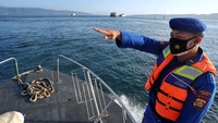 TNI AL pun turut membantu pencarian penumpang KMP Yunicee. Sebanyak 3 KRI dan 1 Kapal Angkatan Laut (KAL) diterjunkan untuk melakukan pencarian. Danlanal Banyuwangi Letkol Laut (P) Eros Wasis mengatakan sebanyak 3 KRI dan 1 KAL yang dikerahkan untuk melakukan pencarian. Tiga KRI tersebut adalah KRI Rigel, KRI Soputan dan KRI Singa. Selain itu ada KAL Rajegwesi milik Lanal Banyuwangi juga diterjunkan.