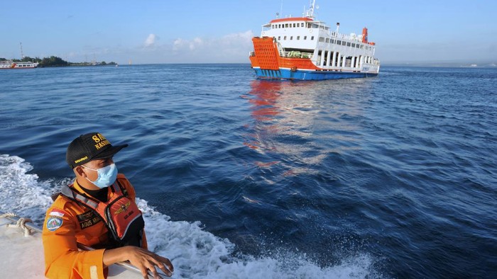Petugas SAR gabungan terus mencari penumpang KMP Yunicee yang saat ini masih hilang. TNI AL turut serta mencari dan terjunkan 3 KRI serta 1 Kapal Angkatan Laut.