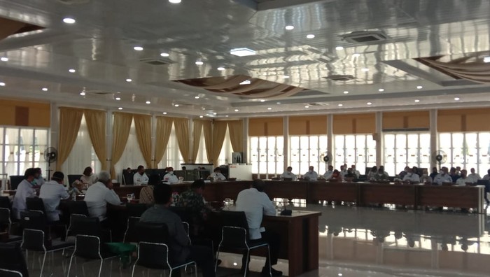 Rapat Pemprov Sumut yang menentukan penundaan pembelajaran tatap muka. (Ahmad Arfah FL/detikcom)