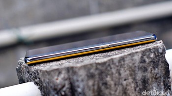Realme GT 5G dilengkapi baterai berkapasitas 4.500 mAh dengan dukungan pengisian cepat 65W. Foto: Adi Fida Rahman/detikINET