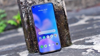 Realme GT 5G menggunakan panel Super AMOLED berukuran 6,43 inch dengan resolusi Full HD+. Display ini didukung refresh rate 120Hz dan touch sampling rate 360Hz. Foto: Adi Fida Rahman/detikINET