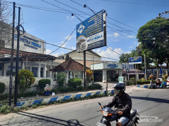Bondowoso menjadi zona merah COVID-19. Pemerintah setempat akhirnya menambah rumah sakit rujukan pasien COVID-19.