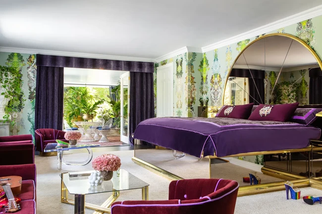 Warna ungu mendominasi kamar tidur utama. Terdapat sofa dan kasur yang dilapisi material velvet sehingga terkesan mewah sekaligus seksi. (Foto: Architectural Digest/Laure Joliet)