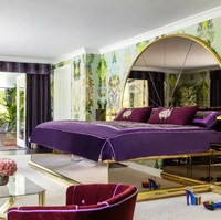 Warna ungu mendominasi kamar tidur utama. Terdapat sofa dan kasur yang dilapisi material velvet sehingga terkesan mewah sekaligus seksi. (Foto: Architectural Digest/Laure Joliet)
