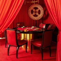 Suka mengundang teman-temannya main ke rumah, Cara Delevinge pun ingin memastikan mereka merasa nyaman dan terhibur. Ia pun menyulap beberapa ruangan menjadi game room, seperti area untuk poker ini.  (Foto: Architectural Digest/Laure Joliet)