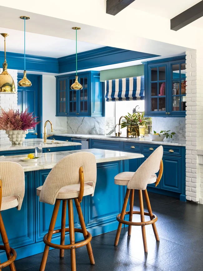 Untuk dapur, Cara Delevingne memilih biru sebagai warna utama. Biru adalah warna favoritnya. (Foto: Architectural Digest/Laure Joliet)