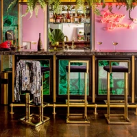 Tidak ketinggalan, ada bar. Tak cuma satunya, Cara Delevingne setidaknya memiliki empat titik bar di rumahnya. (Foto: Architectural Digest/Laure Joliet)