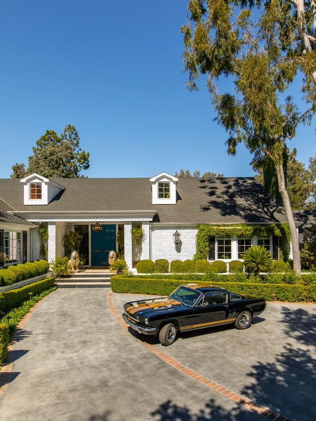 Sebuah rumah bergaya klasik di Los Angeles, California, AS, menjadi pilihan Cara Delevingne untuk ditinggali. Menurut Architectural Digest, pemilik lama rumah yang dibangun 1941 adalah pebisnis ternama yang religius. Kabarnya, mereka pernah menjamu Paus Yohanes Paulus II di rumah tersebut saat pemimpin umat Katolik itu berkunjung ke AS pada 1987. (Foto: Architectural Digest/Laure Joliet)