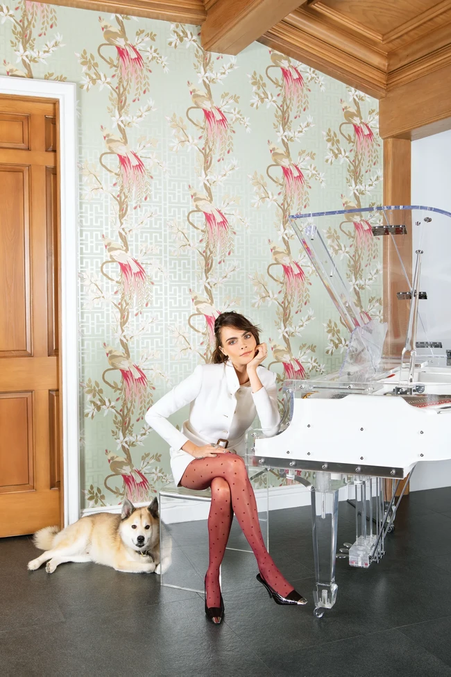 Setelah membelinya, Cara Delevingne menggandeng seorang arsitektur bernama Nicolò Bini untuk memugar rumah tersebut agar sesuai keinginannya. Kepribadian Cara yang jenaka lalu tercermin lewat perpaduan tema dan inspirasi yang beragam pada interior. (Foto: Architectural Digest/Laure Joliet)