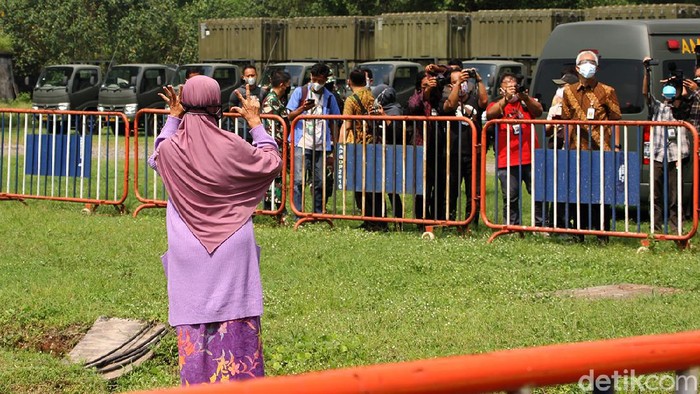 Warga yang terpapar virus Covid 19 mendapatkan perawatan dalam tenda rumah sakit lapangan (rumkitlap) di Benteng Vasternberg Solo, Jawa Tengah, Rabu (30/6).