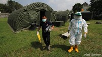 Tenaga medis beraktifitas di rumah sakit lapangan (rumkitlap) di Benteng Vasternberg Solo, Jawa Tengah, Rabu (30/6). 