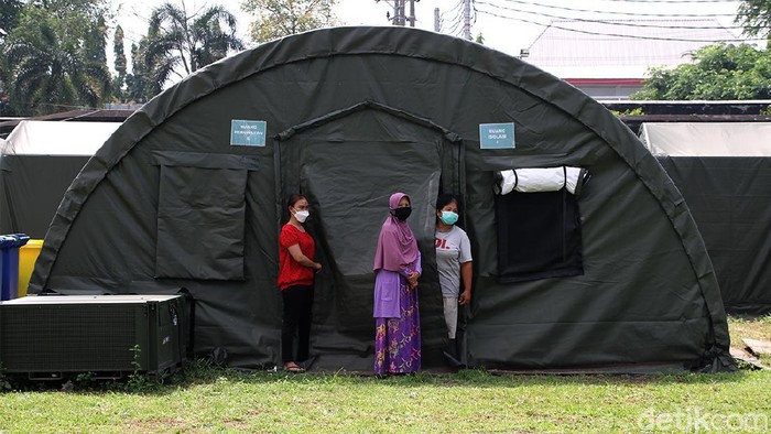 Warga yang terpapar virus Covid 19 mendapatkan perawatan dalam tenda rumah sakit lapangan (rumkitlap) di Benteng Vasternberg Solo, Jawa Tengah, Rabu (30/6).