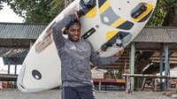 Atlet perahu layar Papua Yangki Rumbino membawa perangkat perahu layar saat akan berlatih di pesisir pantai Hamadi, Kota Jayapura, Papua.