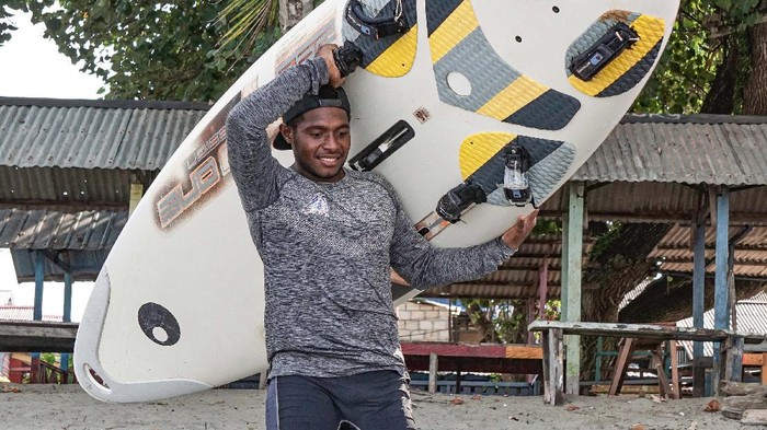 Semangat Atlet Layar Papua Berlatih di Tengah Lonjakan Corona Melonjaknya kasus COVID-19 tak surutkan semangat atlet layar Papua untuk terus berlatih. Latihan dilakukan untuk persiapkan diri jelang pelaksanaan PON XX Papua