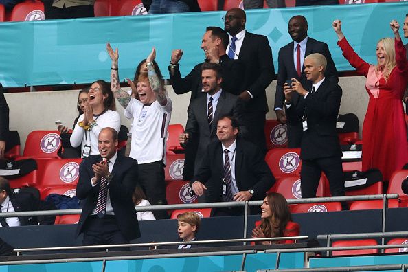Kemenangan Inggris atas Jerman di 16 besar Euro 2020 turut dirayakan oleh Pangeran William. Ia hadir di Wembley untuk nonton laga itu bersama istri dan putranya