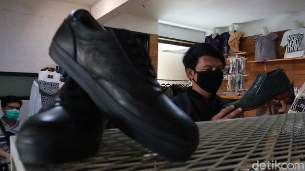 Pengunjung sedang melihat koleksi sepatu berbahan kulit ceker ayam dipajang di Gedung UMKM Recovery Center, Kota Bandung.