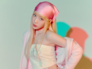 Taeyeon SNSD Rayakan Perilisan Weekend dengan Siaran Langsung