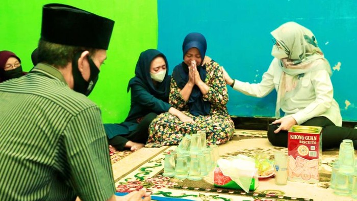Takziyah ke Korban KMP Yunicee, Bupati Ipuk Sampaikan Duka Cita