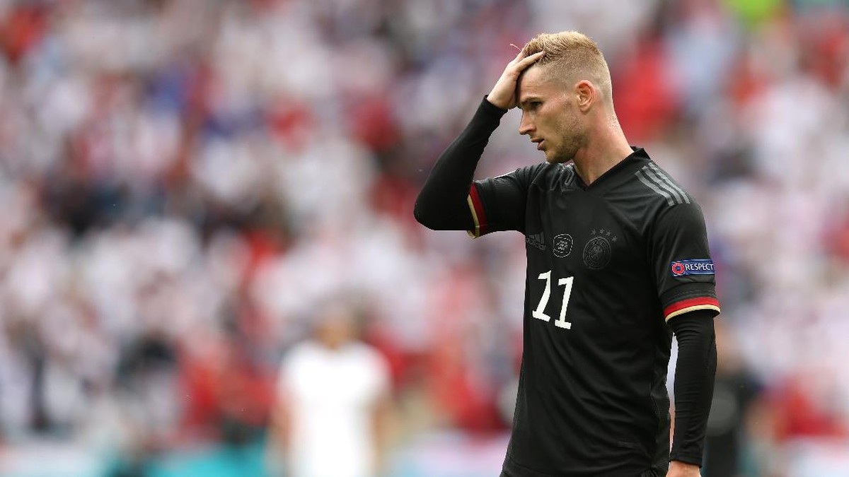 Timo Werner dkk kena semprot Lukas Podolski usai laga Inggris vs Jerman. (Foto: Getty Images/Catherine Ivill)