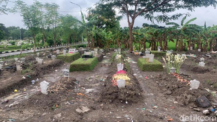 Kasus COVID-19 di Kota Surabaya terus bertambah. Salah satu TPU untuk pasien COVID-19 di Babat Jerawat hampir penuh.