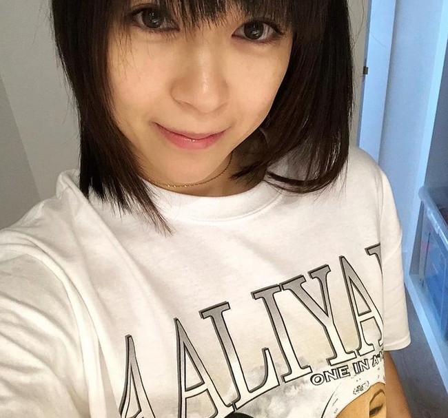 Aku muak ditanya aku nona atau nyonya atau diminta memilih Miss/Mrs/Ms untuk hal-hal tiap harinya. Ini membuatku tidak nyaman diidentifikasi secara mencolok oleh status perkawinan atau jenis kelamin. Aku tidak berhubungan dengan salah satu awalan itu, tulis penyanyi 38 tahun itu di Instagramnya. Foto: dok. Instagram/@kuma_power