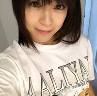 Aku muak ditanya aku nona atau nyonya atau diminta memilih Miss/Mrs/Ms untuk hal-hal tiap harinya. Ini membuatku tidak nyaman diidentifikasi secara mencolok oleh status perkawinan atau jenis kelamin. Aku tidak berhubungan dengan salah satu awalan itu, tulis penyanyi 38 tahun itu di Instagramnya. Foto: dok. Instagram/@kuma_power