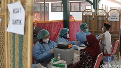 Para pelaku wisata dan pedagang kawasan Pantai Kabupaten Bantul menerima vaksinasi COVID-19 di Joglo Parangtritis, Bantul, Yogyakarta, Rabu (30/6/2021).