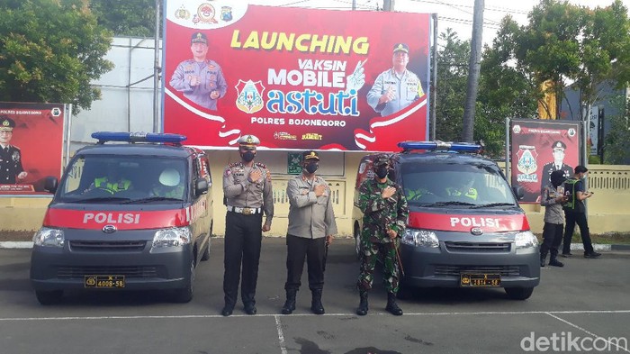 Percepatan vaksinasi COVID-19 terus digenjot di Bojonegoro. Para petugas dari TNI dan Polri terus bersinergi dengan tim medis.