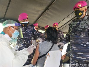 TNI AL Gelar Vaksinasi COVID-19 di Perumahan Surabaya