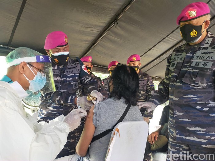 TNI AL terus menggelar vaksinasi COVID-19 di Surabaya. Salah satunya di Perumahan Gunungsari Indah, Kelurahan Kedurus, Kecamatan Karangpilang.