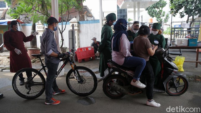 Vaksinasi Drive-Thru Sasar Pemotor-Pesepeda di Ibu Kota Vaksinasi COVID-19 secara drive-thru digelar di Polres Metro Jakarta. Vaksinasi tersebut sasar para pengguna jalan, mulai dari pengendara motor hingga pesepeda.