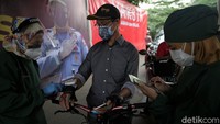 Para pengguna jalan, baik pemotor maupun pesepeda yang hendak mengikuti vaksinasi COVID-19 ini cukup datang ke Polres Metro Jakarta untuk mendaftarkan diri dan menerima vaksin. 