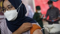 Meski telah divaksin, warga pun diimbau untuk tetap menerapkan protokol kesehatan sebagai salah satu upaya memutus rantai penyebaran virus Corona.