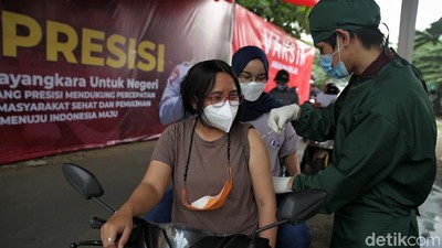 Vaksinasi Drive-Thru Sasar Pemotor-Pesepeda di Ibu Kota