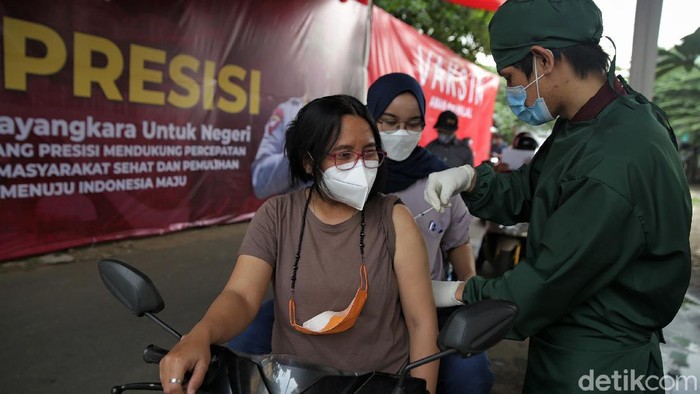 Vaksinasi COVID-19 secara drive-thru digelar di Polres Metro Jakarta. Vaksinasi tersebut sasar para pengguna jalan, mulai dari pengendara motor hingga pesepeda.