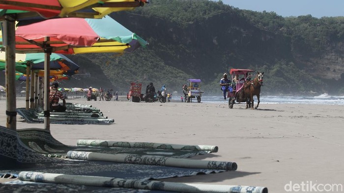 Beginilah potret suasana wisata Pantai Parangtritis, Bantul, Yogyakarta pasca ditutup dua kali akhir pekan lalu guna mencegah penyebaran COVID-19, Yogyakarta, Rabu (30/6/2021).